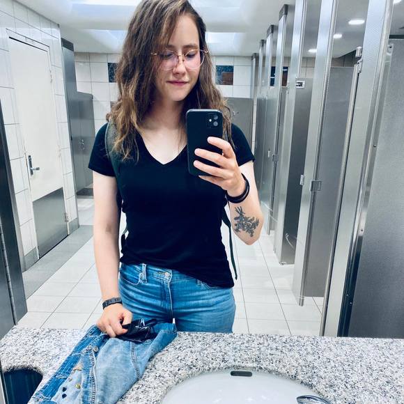 Meet your Posher, Michaela - Picture 1 of 1